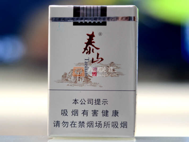 免税集配工作人员核验订单货物规格与封条